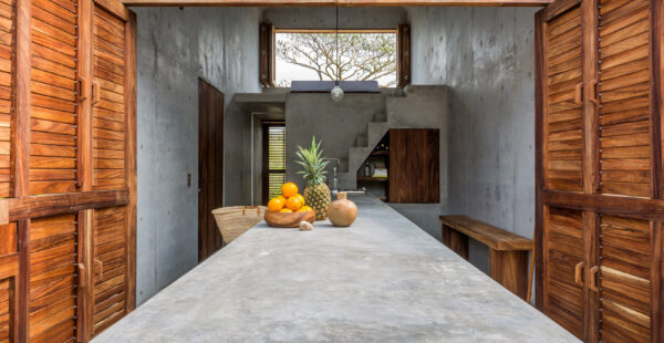 המטבח בבית המקסיקני הוא חצי בפנים וחצי בגינה