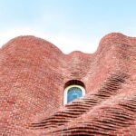 בית מגורים ממאה אלף לבנים בעבודת-יד