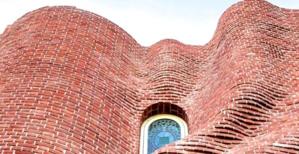 בית מגורים ממאה אלף לבנים בעבודת-יד