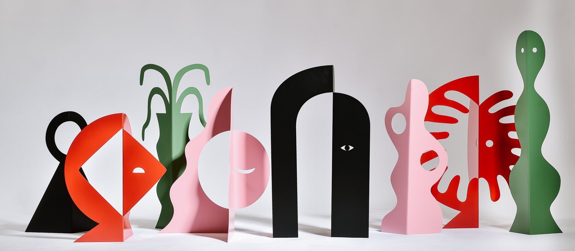 בסטודיו של האמנית גל מלניק