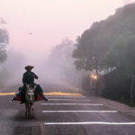 אדם אחד וספרייה ניידת על חמורים, מפיצים דעת בקולומביה הכפרית