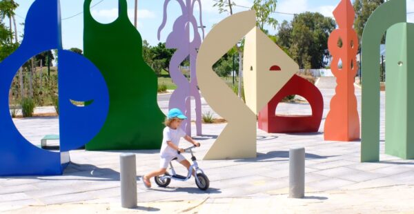 בסטודיו של האמנית גל מלניק