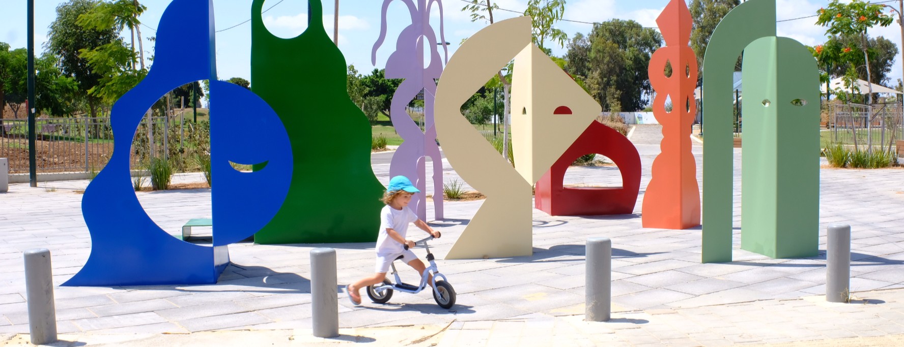 בסטודיו של האמנית גל מלניק