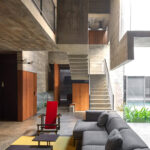 בית בטון מודרני, בתכנון הודי מסורתי