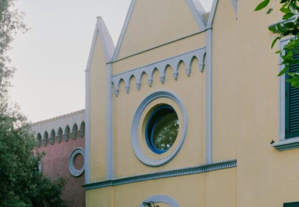 כנסיה נטושה בטוסקנה, הפכה לבית של אמן