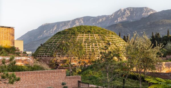 מוזיאון השחרור של מניסה (MKM): אדריכלות של זיכרון, חומר ותחושה