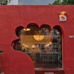 בית קפה קטן מתבלט בחזית אדומה, בוייטנאם