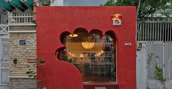 בית קפה קטן מתבלט בחזית אדומה, בוייטנאם