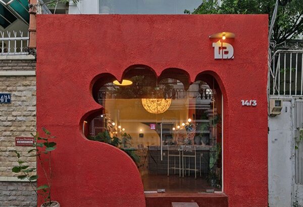 בית קפה קטן מתבלט בחזית אדומה, בוייטנאם