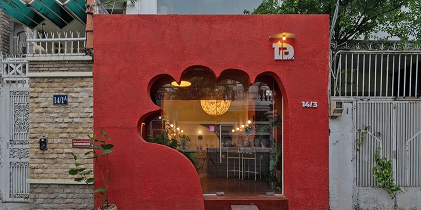 בית קפה קטן מתבלט בחזית אדומה, בוייטנאם