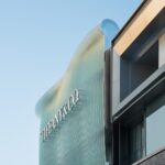 חנות טיפאני החדשה בביג'ינג, עטופה בצלעות זכוכית