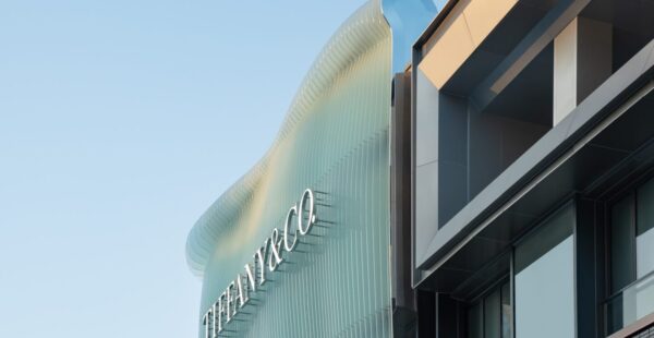 חנות טיפאני החדשה בביג'ינג, עטופה בצלעות זכוכית