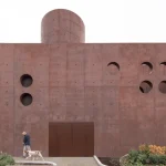 המבנה בנמל מזכיר את המבצר ההיסטורי של ניו-יורק