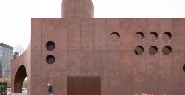 המבנה בנמל מזכיר את המבצר ההיסטורי של ניו-יורק