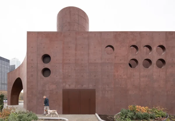 המבנה בנמל מזכיר את המבצר ההיסטורי של ניו-יורק