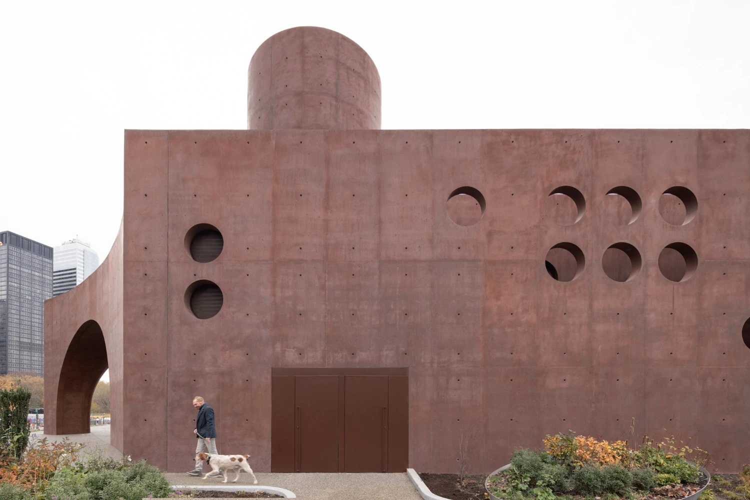 המבנה בנמל מזכיר את המבצר ההיסטורי של ניו-יורק