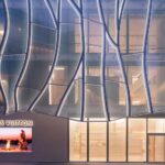 בית לואי ויטון נפתח בבייג'ינג עם חזית זכוכית שמשתנה לפי אור היום