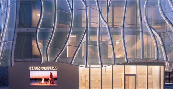 בית לואי ויטון נפתח בבייג'ינג עם חזית זכוכית שמשתנה לפי אור היום