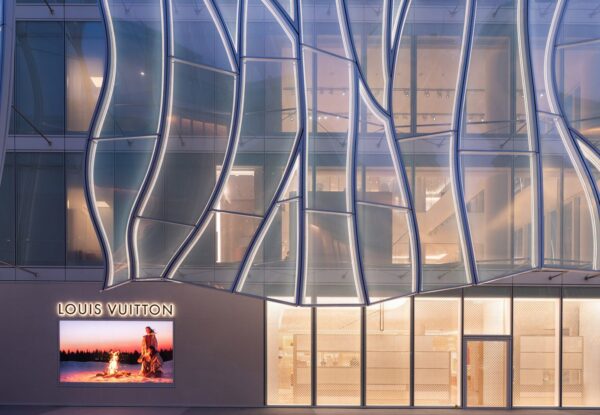 בית לואי ויטון נפתח בבייג'ינג עם חזית זכוכית שמשתנה לפי אור היום