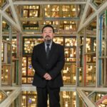 בקבוקים, דלתות וחלונות במיצב בחנות הכלבו היוקרתית בפאריז