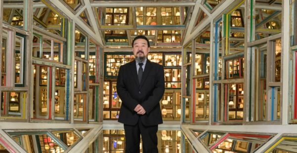 בקבוקים, דלתות וחלונות במיצב בחנות הכלבו היוקרתית בפאריז