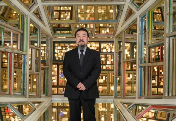 בקבוקים, דלתות וחלונות במיצב בחנות הכלבו היוקרתית בפאריז