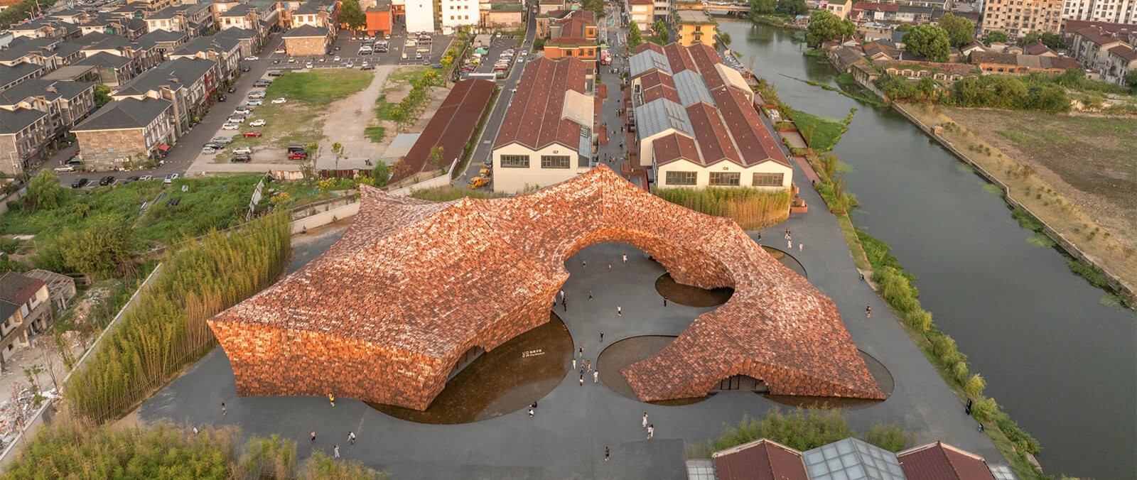 קנגו קומה עיצב את מוזיאון הקרמיקה בסין, כהר קרמי