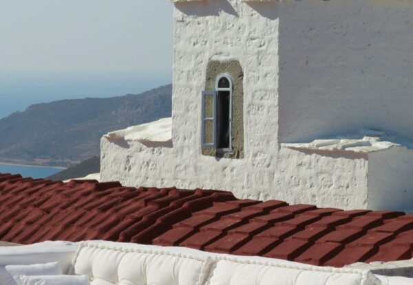 המעצב שגר בבית אבן יווני עתיק על אי