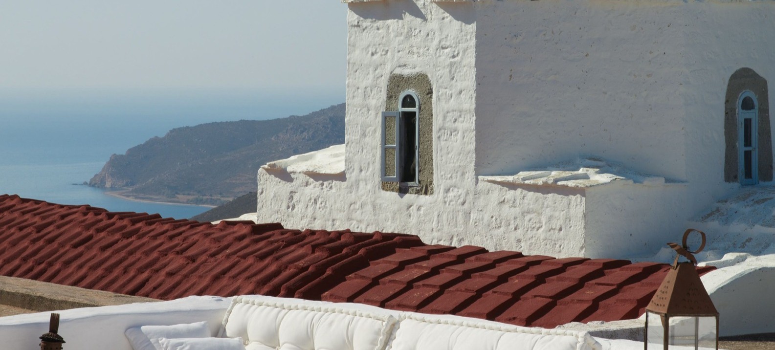 המעצב שגר בבית אבן יווני עתיק על אי