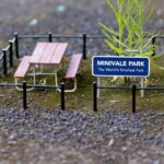 האמן שטומן ממלכות קטנות ברחובות הערים