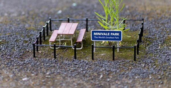 האמן שטומן ממלכות קטנות ברחובות הערים