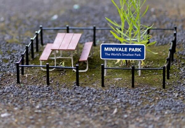 האמן שטומן ממלכות קטנות ברחובות הערים