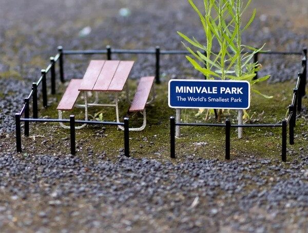 האמן שטומן ממלכות קטנות ברחובות הערים