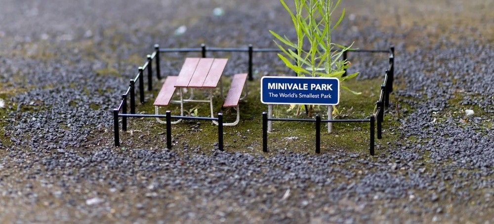 האמן שטומן ממלכות קטנות ברחובות הערים