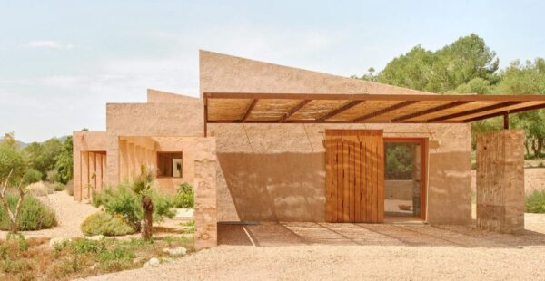 בית חד קומתי המשתלב בנוף של מיורקה