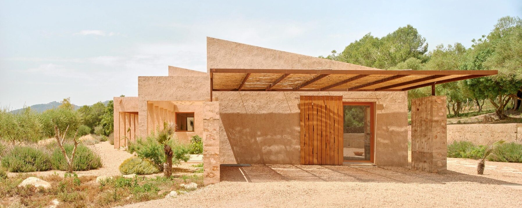 בית חד קומתי המשתלב בנוף של מיורקה