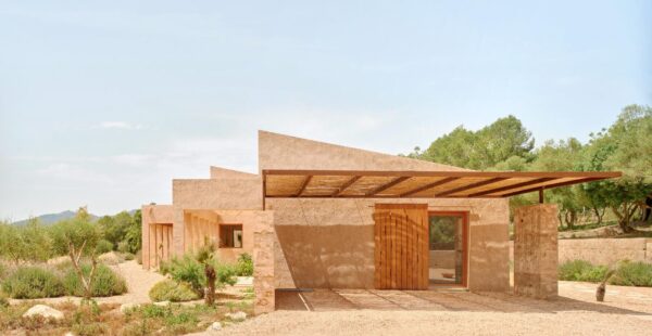 בית חד קומתי המשתלב בנוף של מיורקה