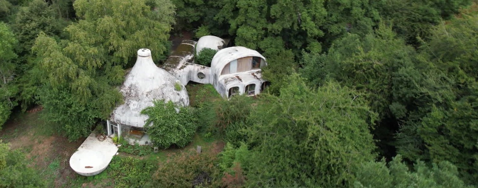 אדריכלות, פיסול, טבע וחיי היומיום, יצרו יחד בית בצורת פטריה הפוכה