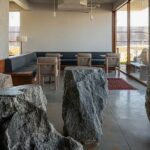 קפה בתוך הסלע: כך הפך מצוק טבעי לבית קפה חברתי