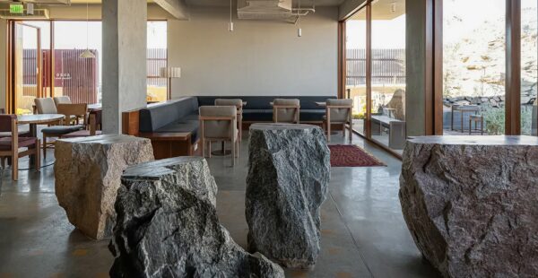 קפה בתוך הסלע: כך הפך מצוק טבעי לבית קפה חברתי