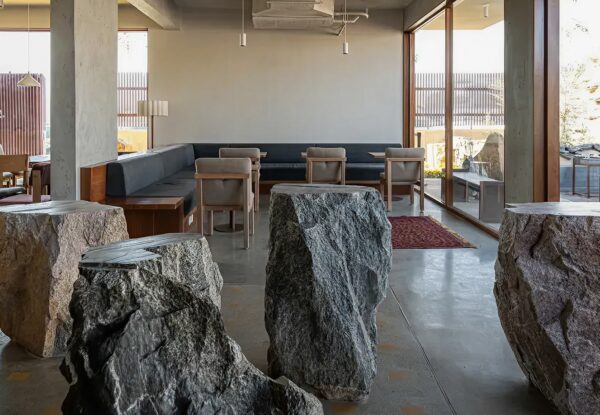 קפה בתוך הסלע: כך הפך מצוק טבעי לבית קפה חברתי