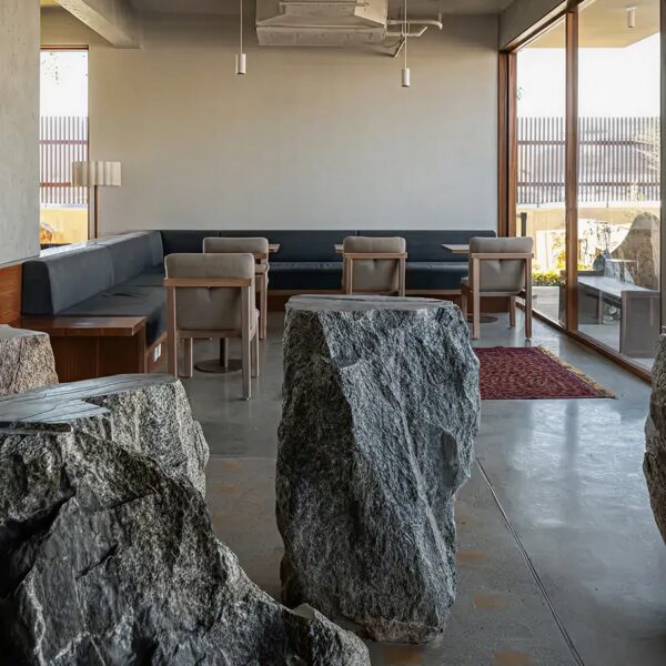 קפה בתוך הסלע: כך הפך מצוק טבעי לבית קפה חברתי
