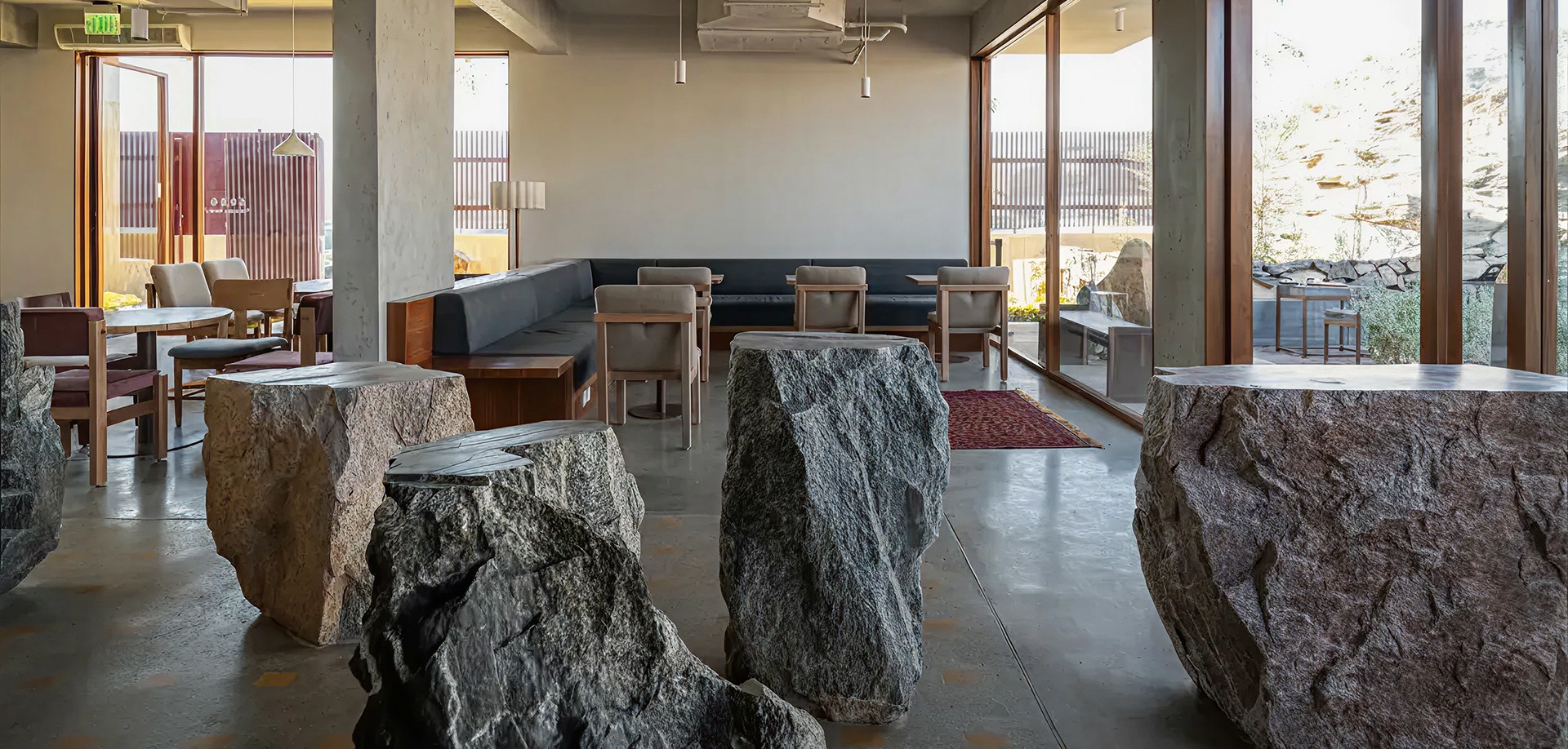 קפה בתוך הסלע: כך הפך מצוק טבעי לבית קפה חברתי