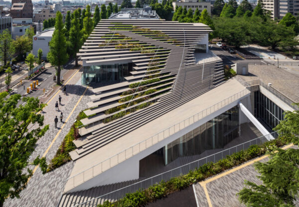 מבנה המכון הטכנולוגי שתכנן קנגו קומה, מדורג וירוק