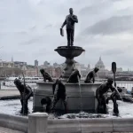 בלונדון: מזרקה שבה הפסלים “מקיאים” חושפת את משבר הביוב בבריטניה