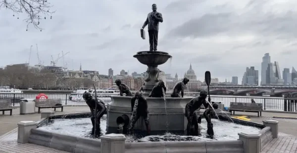 בלונדון: מזרקה שבה הפסלים “מקיאים” חושפת את משבר הביוב בבריטניה