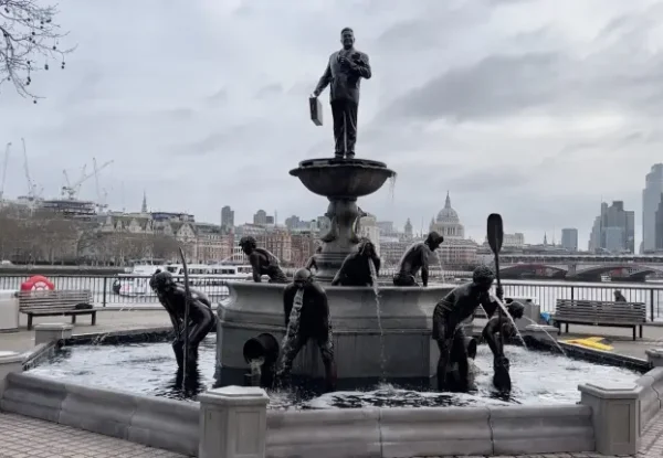 בלונדון: מזרקה שבה הפסלים “מקיאים” חושפת את משבר הביוב בבריטניה