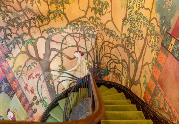 חדר המדרגות המצוייר של יורשת המשפחה העשירה בארה"ב