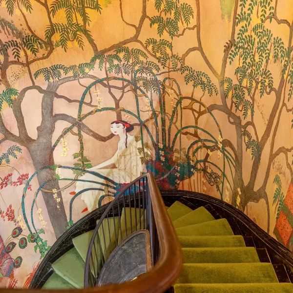 חדר המדרגות המצוייר של יורשת המשפחה העשירה בארה"ב