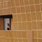 מעטפת של משרביות מודרניות מבטון, לבניין בהודו